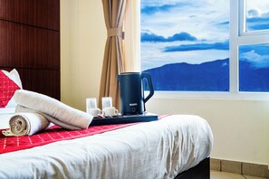 Escritorio, espacio para trabajar con laptop y cortinas blackout