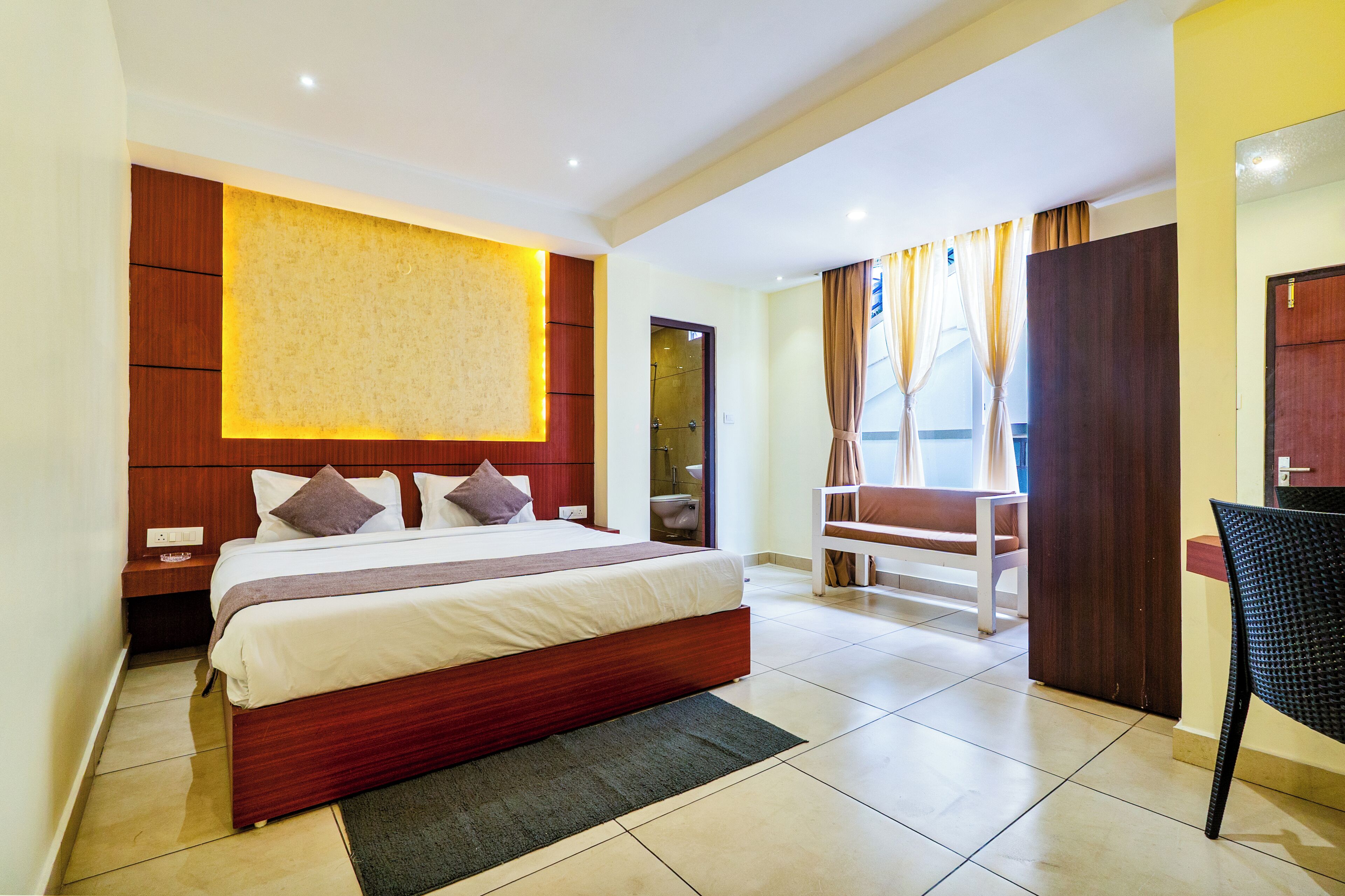 Escritorio, espacio para trabajar con un portátil, cortinas opacas