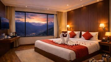 Studio Deluxe, ban công, quang cảnh thành phố | Phòng tắm | Buồng tắm vòi sen, máy sấy tóc, dép đi trong nhà, khăn tắm