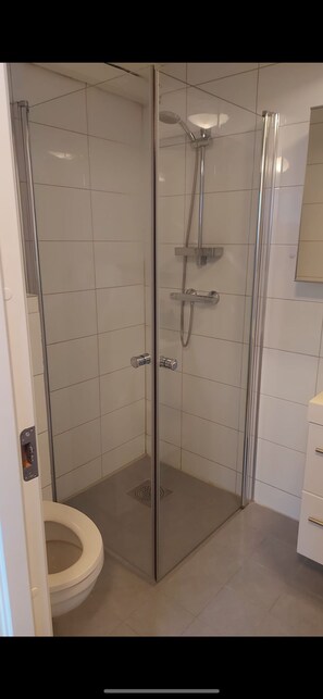 Apartemen, beberapa kamar | Kamar mandi