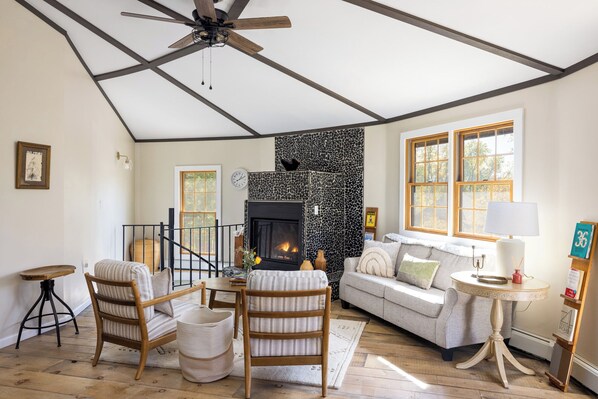 Smart TV, chimenea y estéreo 