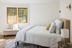 4 habitaciones, escritorio y tabla de planchar con plancha 