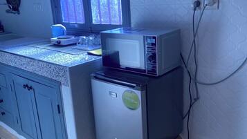 Een magnetron, een kookplaat, een koffiezetapparaat/waterkoker