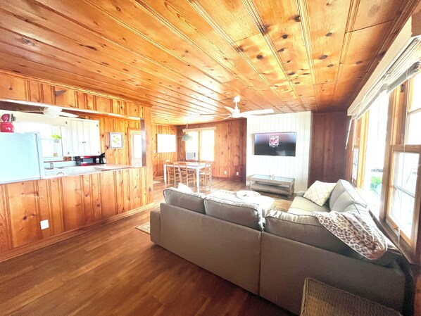 Living area - Charming 3-bedroom cottage with an Ocean View! (Kitty Hawk)