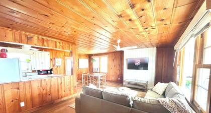 Charming 3-bedroom cottage with an Ocean View!
