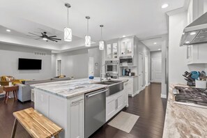 Fridge, microwave, oven, stovetop - RRG Arch Fun House -  Theatre, Game Room, Hot Tub & Views (Stanton)