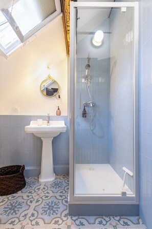 Douche, séchoir à cheveux, serviettes fournies, savon
