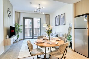 Premium Apartment, Balcony, City View | Dining room