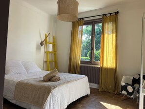 3 bedrooms, iron/ironing board, internet, bed sheets