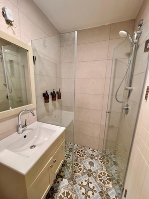 Dusche, Haartrockner, Handtücher
