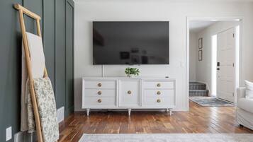 Smart-tv, eldstad, böcker och datorskÀrmar