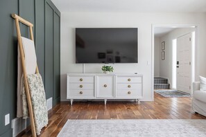 Smart TV, lareira, livros, monitores de computador