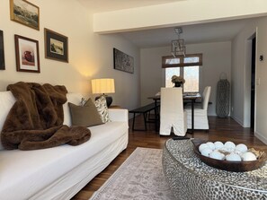 Smart TV, fireplace, books, computer monitors - Olive + Oak - A Peaceful Family Retreat Close To Everything (Plymouth)