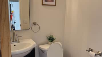 Een douche, een haardroger, handdoeken, zeep