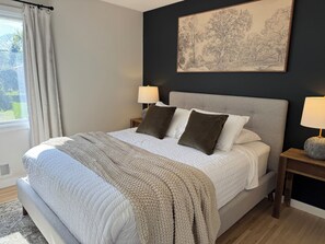 6 bedrooms, desk, iron/ironing board, travel cot