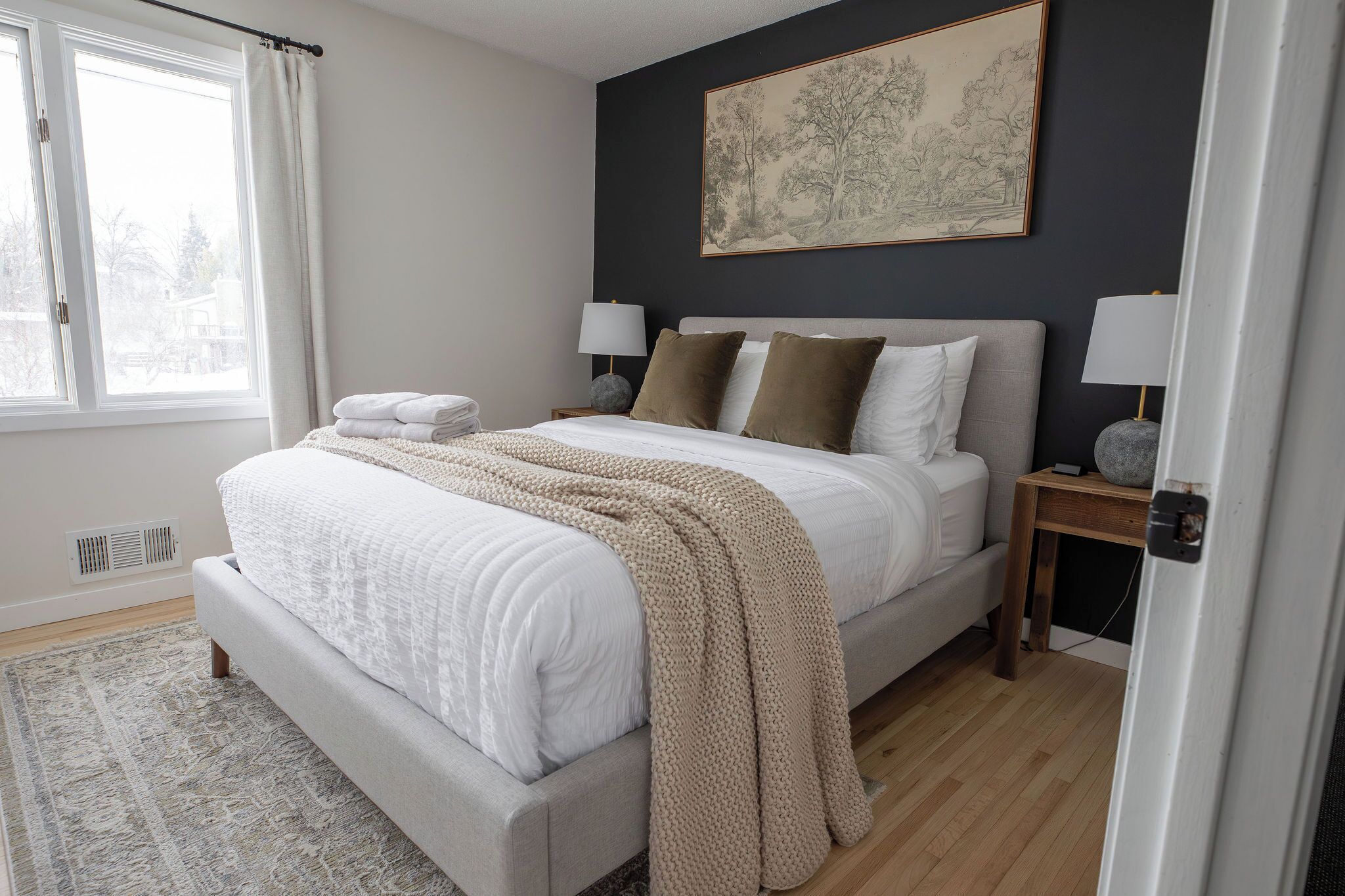 6 bedrooms, desk, iron/ironing board, travel crib