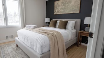 6 bedrooms, desk, iron/ironing board, travel cot