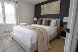 6 Schlafzimmer, Schreibtisch, Bügeleisen/Bügelbrett, Reisekinderbett