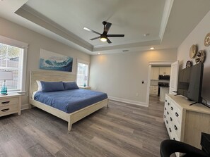 3 soverom, skrivebord, strykejern/-brett og reiseseng for barn