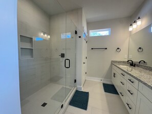 Douche, sèche-cheveux, serviettes fournies, papier toilette
