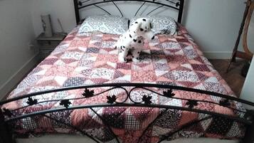 4 bedrooms, iron/ironing board, WiFi, bed sheets