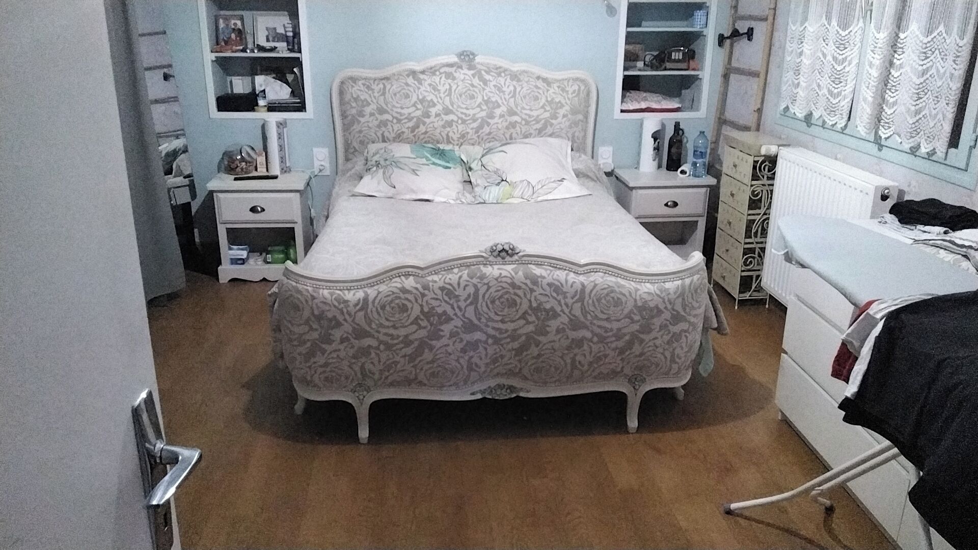 4 habitaciones, tabla de planchar con plancha, wifi y ropa de cama 