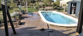 Country house with nearby shops, swimming pool and beautiful garden