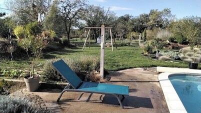 Country house with nearby shops, swimming pool and beautiful garden