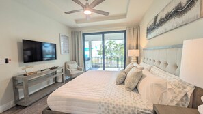 3 habitaciones, escritorio y tabla de planchar con plancha 