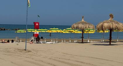 Villa Anna 50 meters from the beach from the tourist port to the center of Francavilla