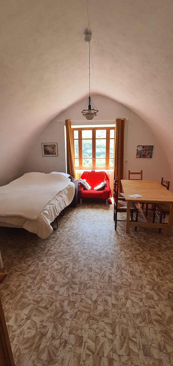 1 bedroom, free WiFi, bed sheets