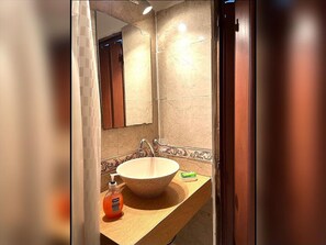 Basic Apartment | Bathroom