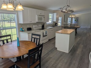 Four Ă micro-ondes, un four, surface de cuisson, lave-vaisselle