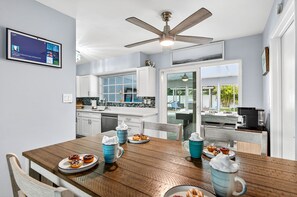 Dining - Tropical Oasis Heated Pool • Spa • Pool Table • Grill • Games • Beach 15 Minutes (Seminole)