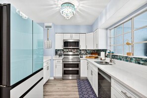 Fridge, microwave, oven, stovetop - Tropical Oasis Heated Pool • Spa • Pool Table • Grill • Games • Beach 15 Minutes (Seminole)