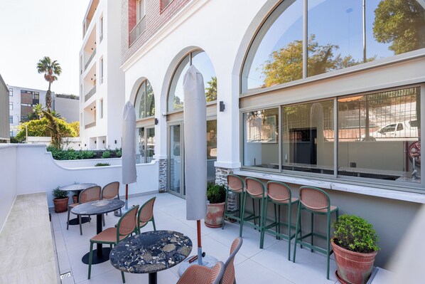 Outdoor dining - Charming Green Point Apartment | (Cape Town)