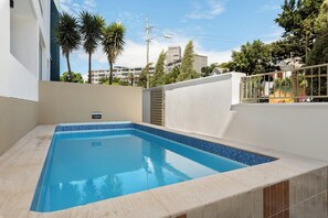 Pool - Charming Green Point Apartment | (Cape Town)