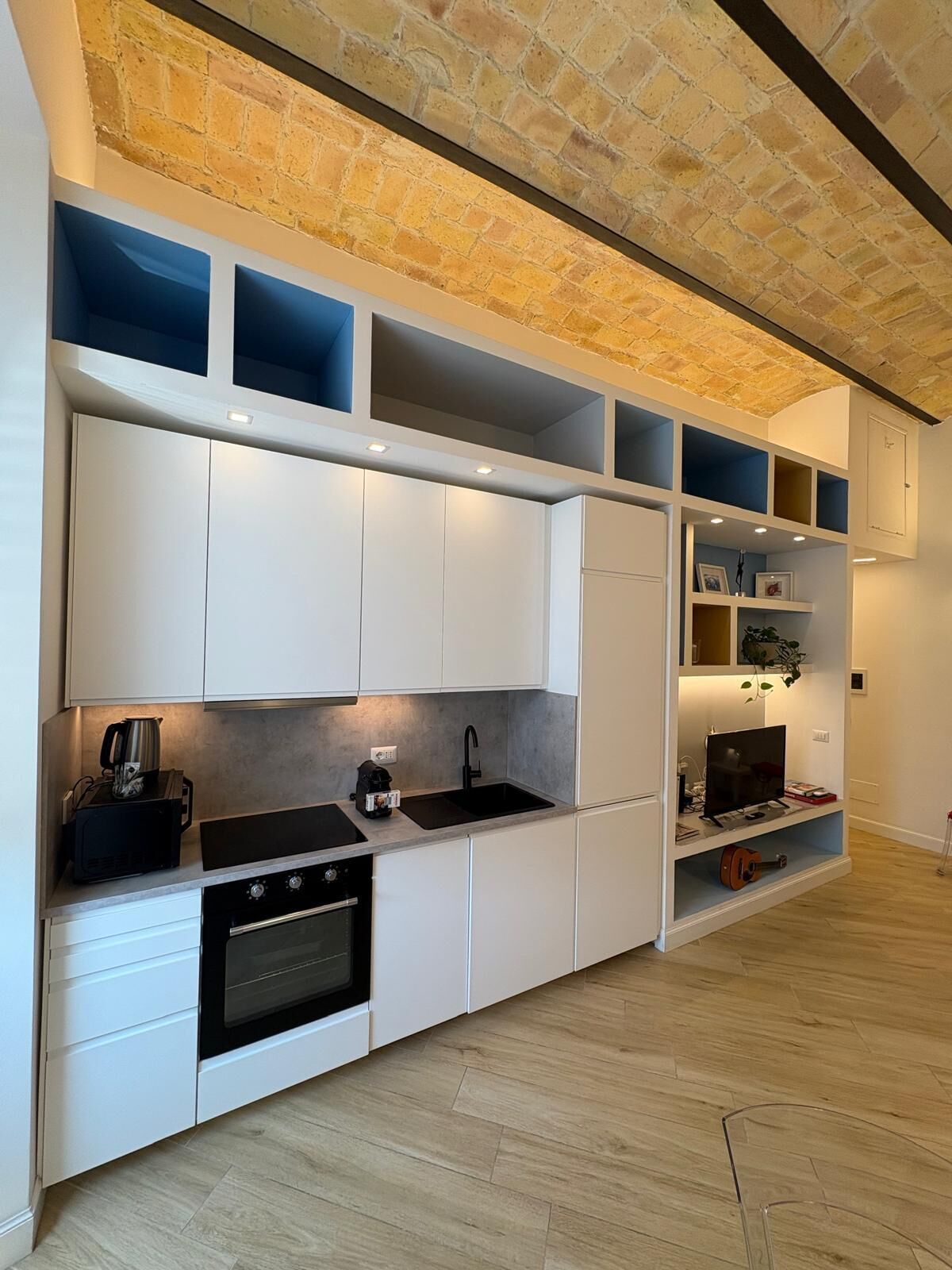 ثلاجة، ميكروويف، فرن، موقد طهي مسطح