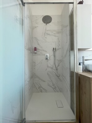 Haartrockner, Bidet, Handtücher, Seife