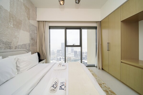 خزنة داخل الغرفة وستائر تعتيم وتجهيزات عازلة للصوت ومكواة/لوح كي