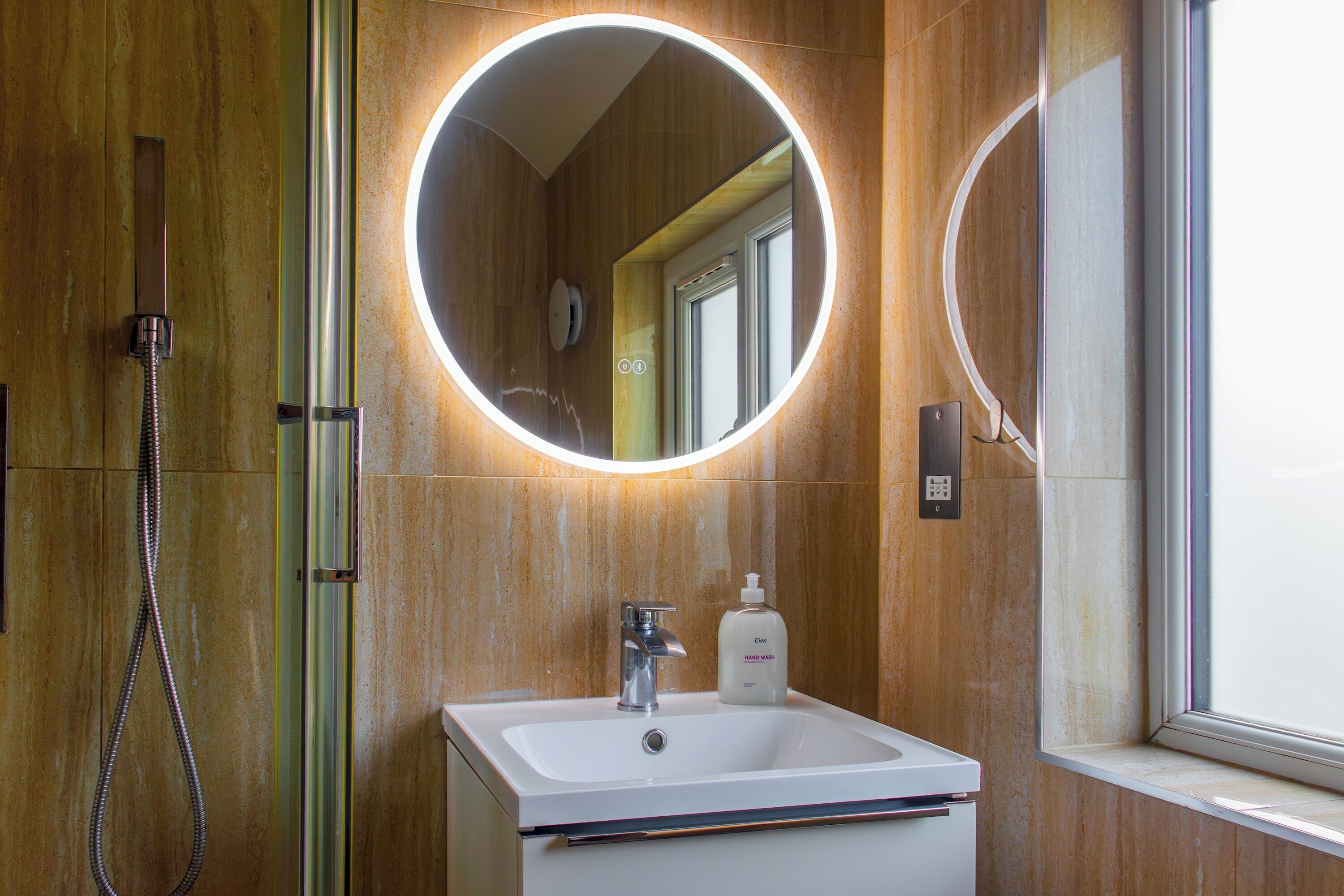 Douche, sèche-cheveux, bidet, serviettes fournies