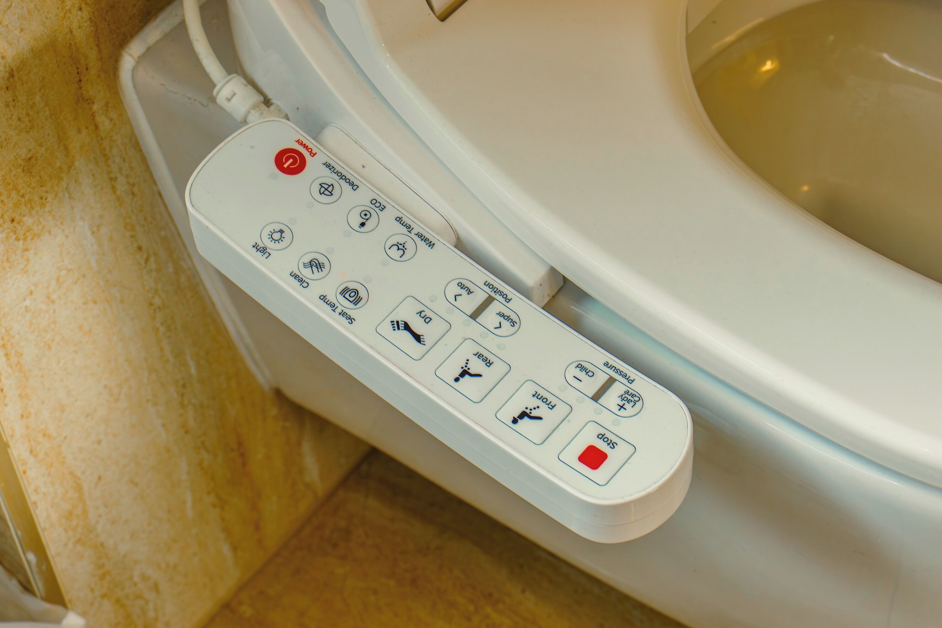 Lavabo amb panell de control que inclou botons per a la sortida d'aigua, bidet i calefacció del seient.