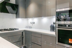 Refrigerador, microondas, horno, lavavajillas