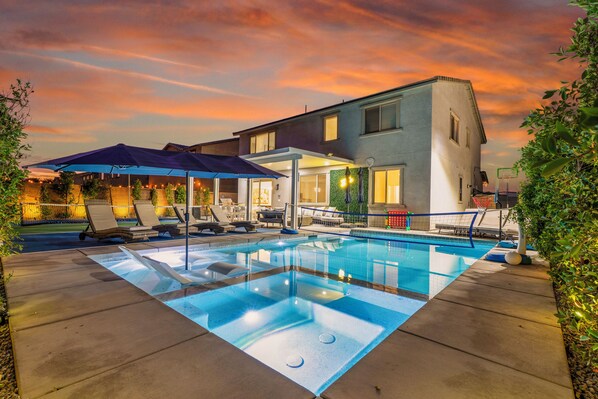 Een buitenzwembad en een verwarmd zwembad