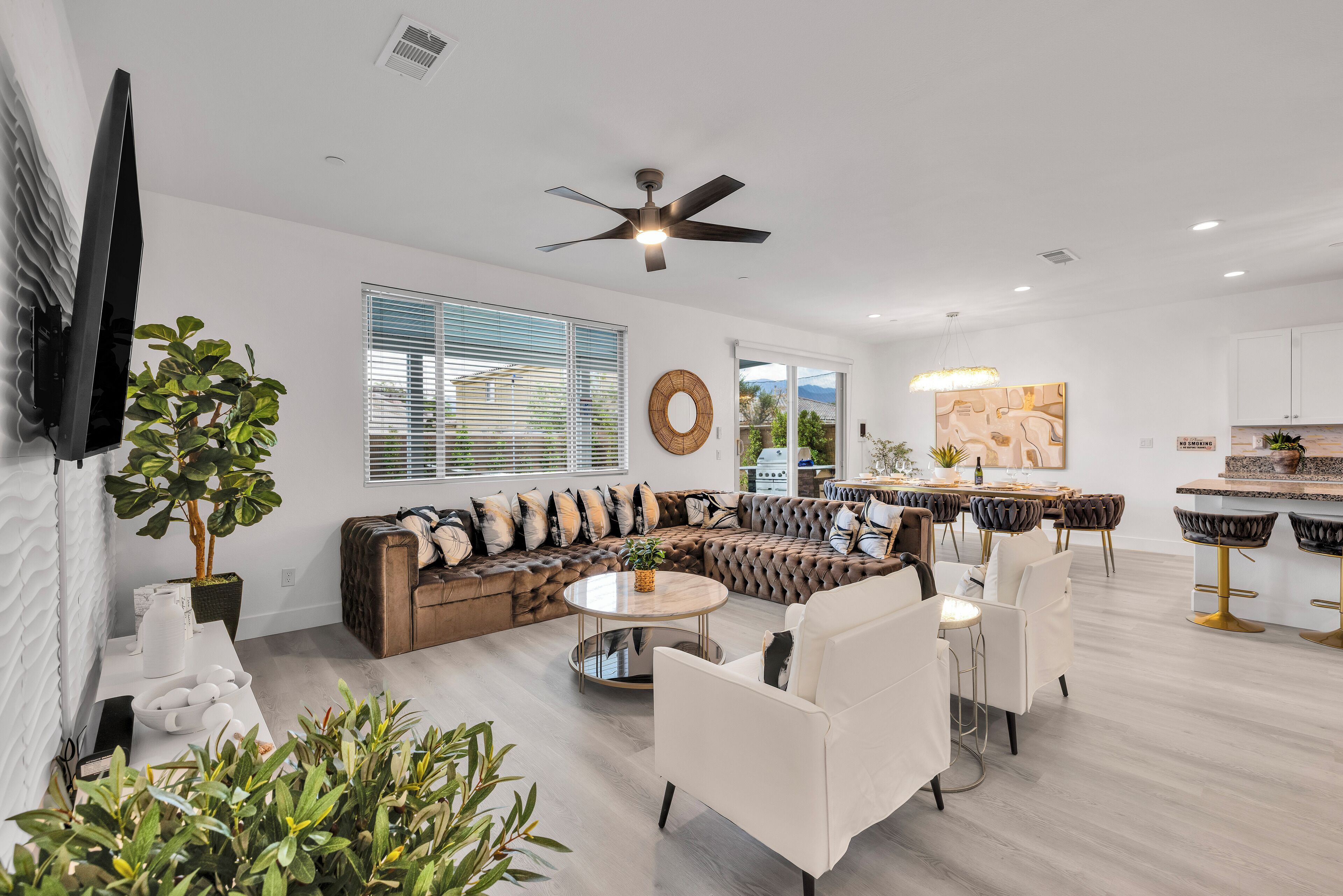 Smart TV, chimenea, videojuegos y futbolito 