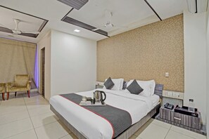 Deluxe Double Room, Balcony, City View | Soundproofing, iron/ironing board, free WiFi