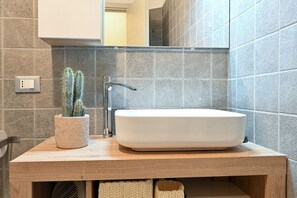 Een douche, een haardroger, een bidet, handdoeken