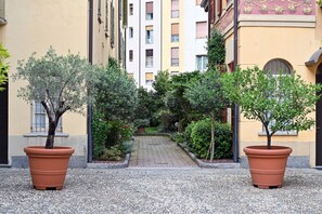 Property grounds - BORGOVICO 48 - Walkable stay Train, Center, Lake and Stadium (Como)