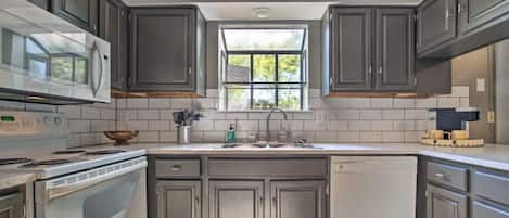 Microondas, horno, placa de cocina y lavavajillas