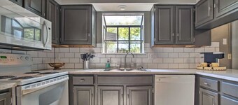 Charming 3-bedroom condo in peaceful Overland Park with AC